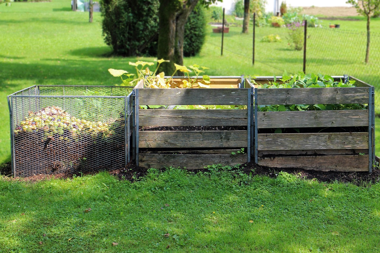 Groene compostbak gevuld met keukenafval. Groene compostbak gevuld met keukenafval.
