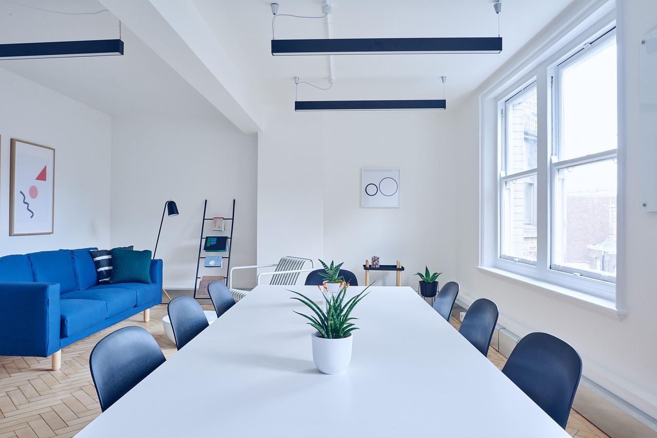 Slanke hanglamp boven eenvoudige houten eettafel. Slanke hanglamp boven eenvoudige houten eettafel.