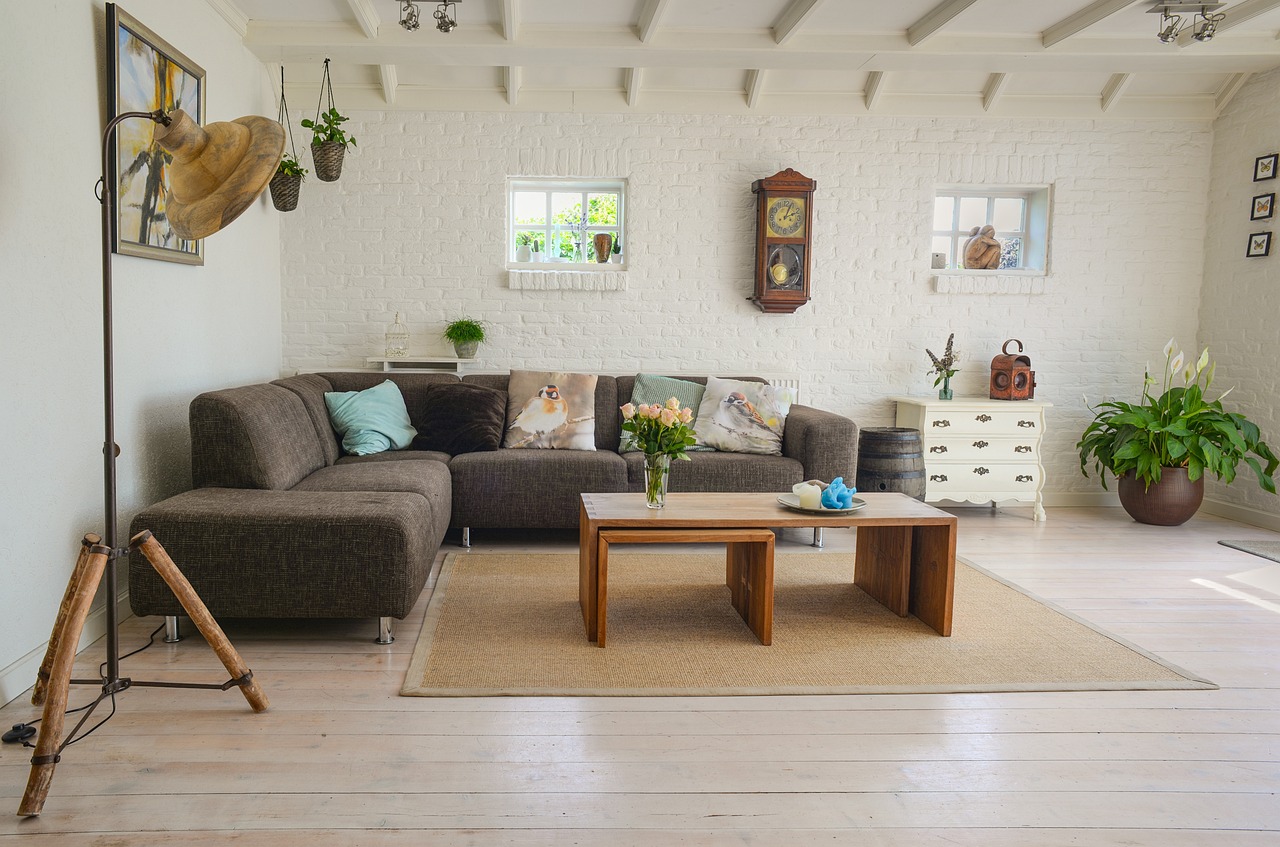 Onzichtbare televisie achter spiegel in moderne woonkamer.