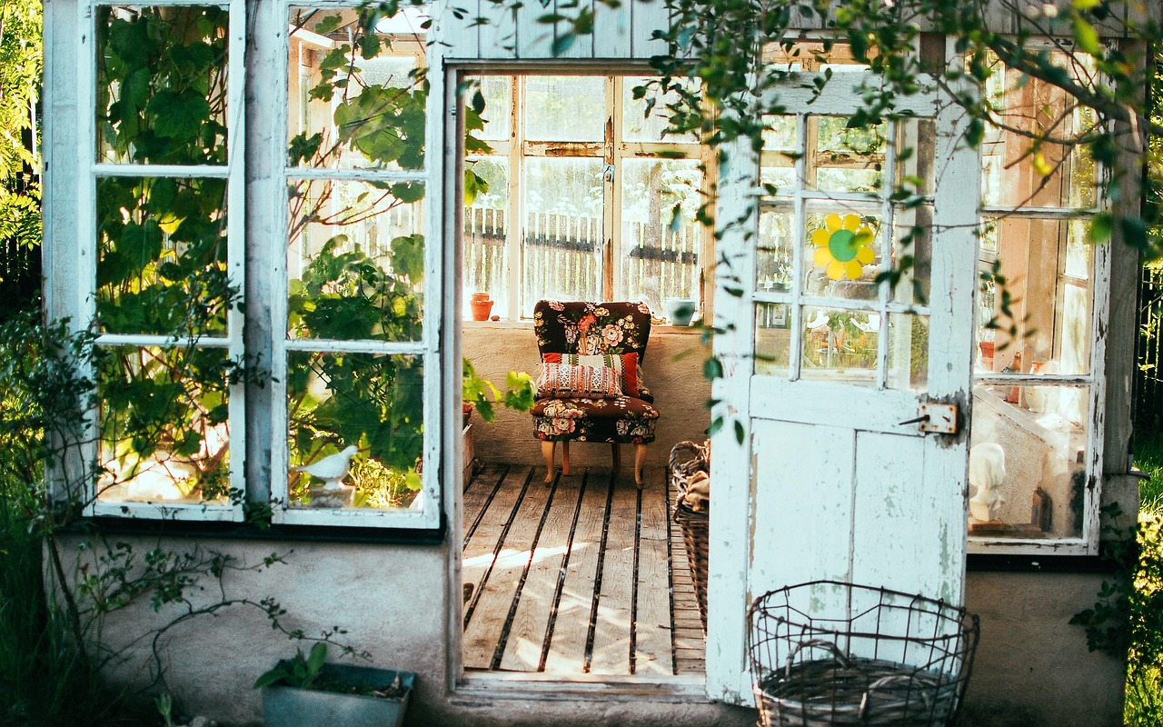 Cottagecore decoratie: vintage meubels en bloemen.
