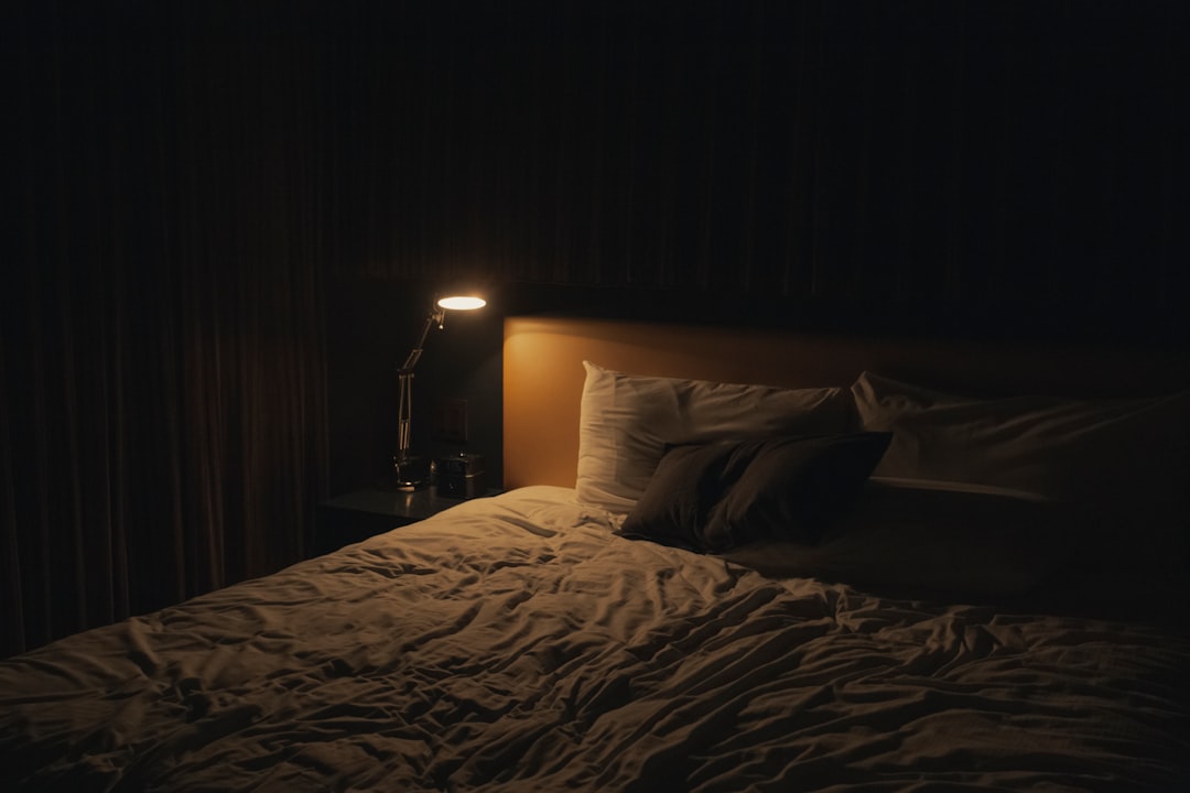 Ouder ontspannen lezend onder circadiane verlichting.