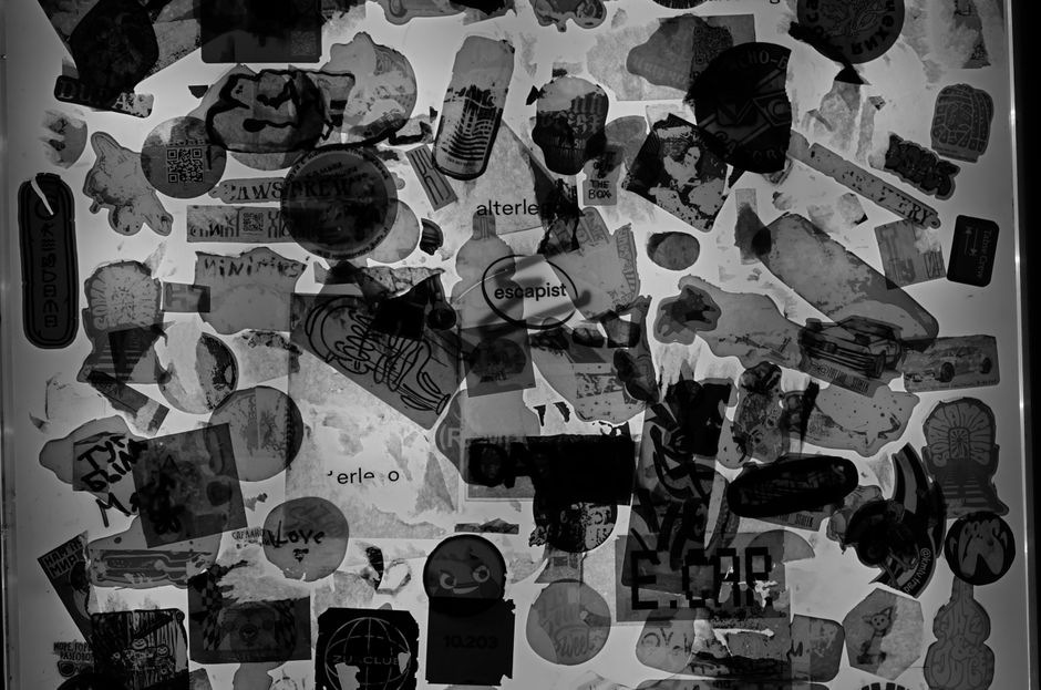 Raamsticker met abstract bloemdesign op glazen deur. Raamsticker met abstract bloemdesign op glazen deur.