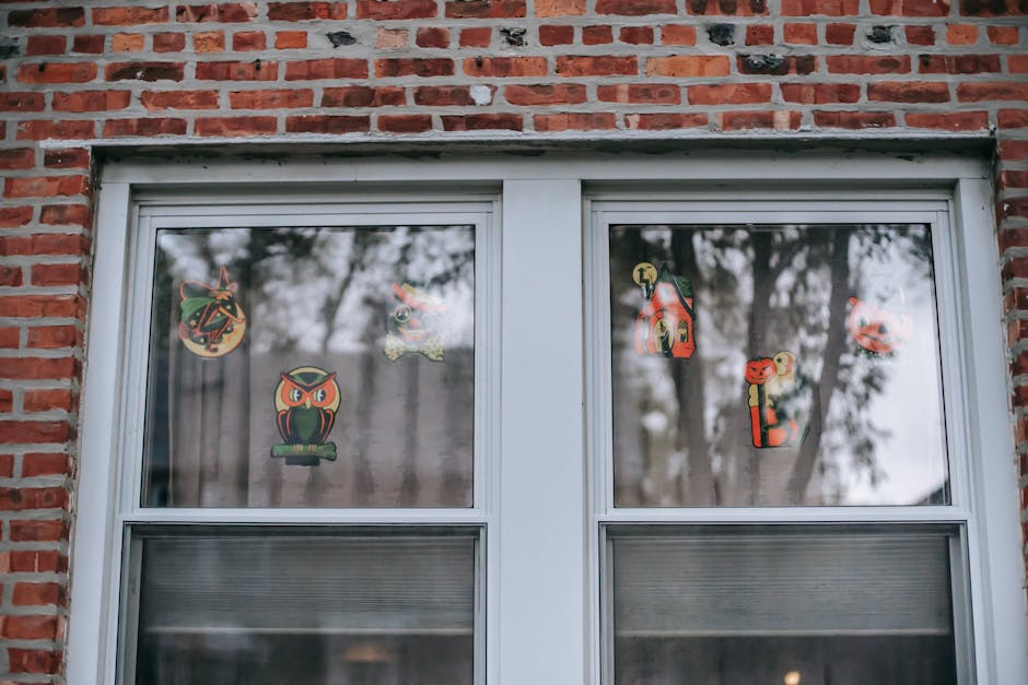 Kleurrijke kunstzinnige raamstickers op groot venster. Kleurrijke kunstzinnige raamstickers op groot venster.