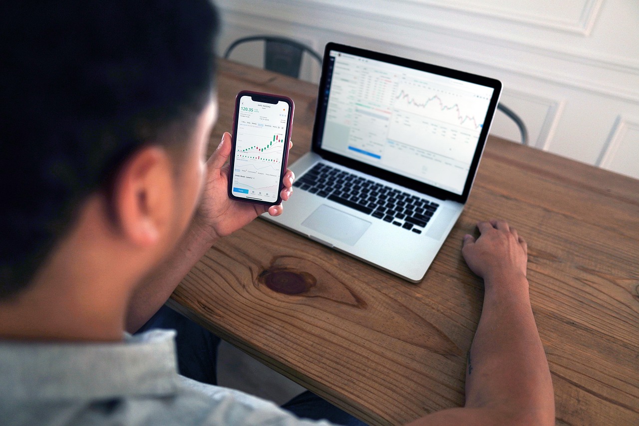 USB-C stopcontact naast laptop op bureau. USB-C stopcontact naast laptop op bureau.