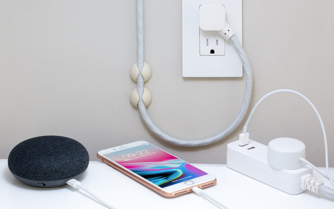 USB-C muurinbouw stopcontact in moderne woonkamer. USB-C muurinbouw stopcontact in moderne woonkamer.