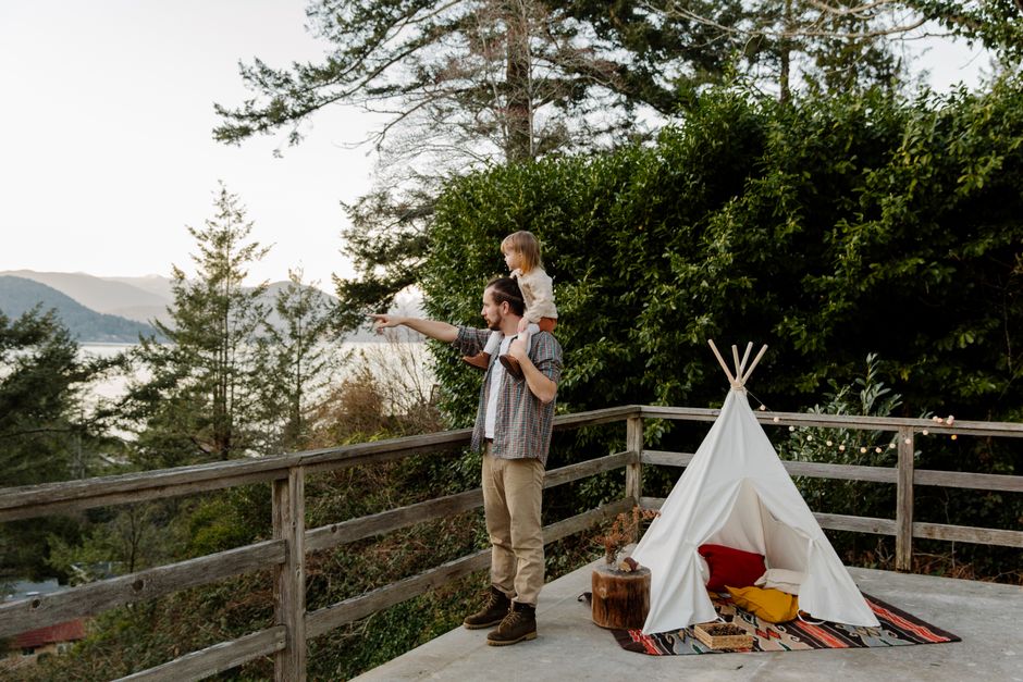 Kinderen spelen in schaduwrijke tipi-tent tuin.