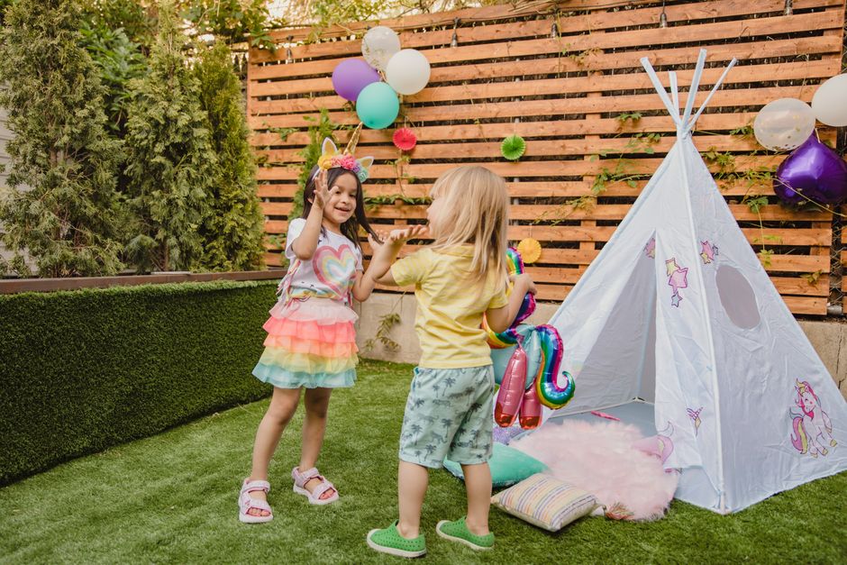 Zonnige tuin met kleurrijke tipi-tent schaduw.