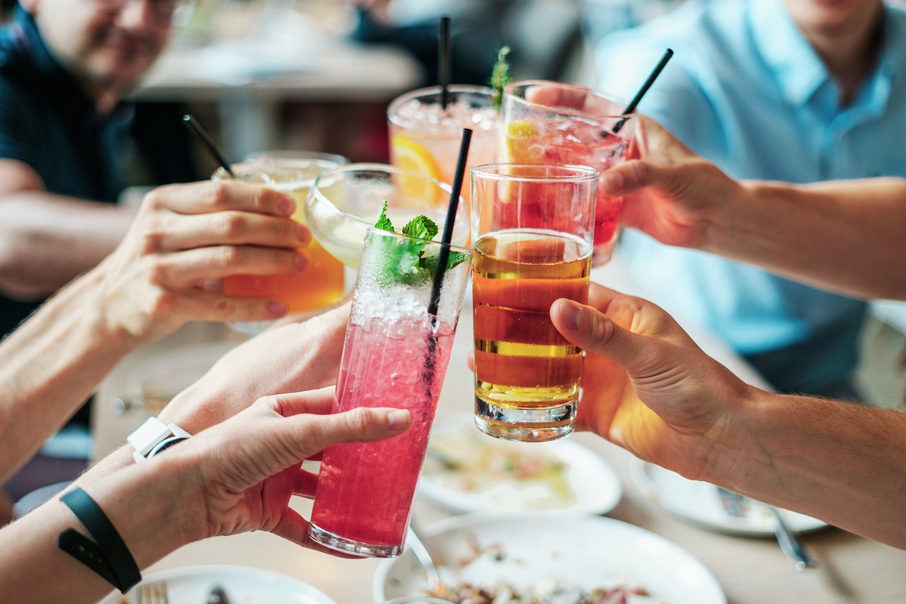 Gezellige zithoek in tuin met zomerse cocktails. Gezellige zithoek in tuin met zomerse cocktails.