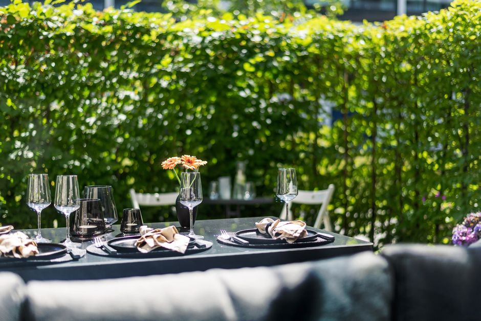 Vrolijk verlicht terras met sfeervolle lantaarns.