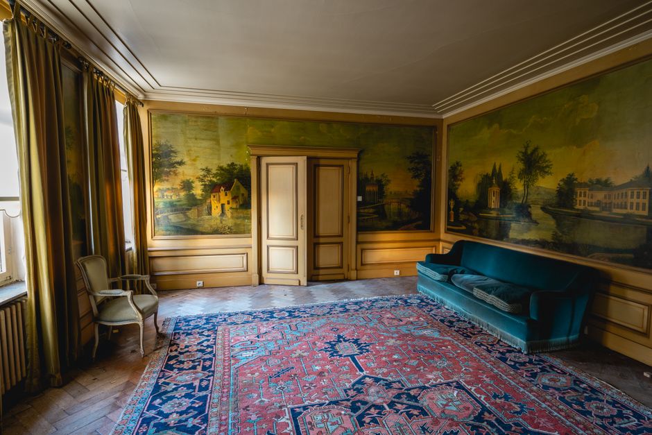 Rijkelijk versierde zijden gordijnen in zonnige kamer. Rijkelijk versierde zijden gordijnen in zonnige kamer.