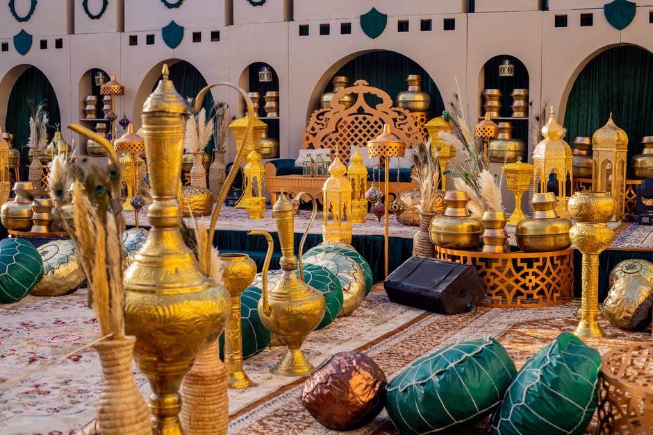 Egyptische kunstmotieven op kleurrijk kussenontwerp.