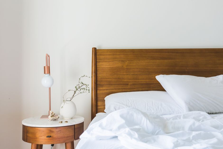 Koele blauwe slaapkamermuur met minimalistisch interieur.