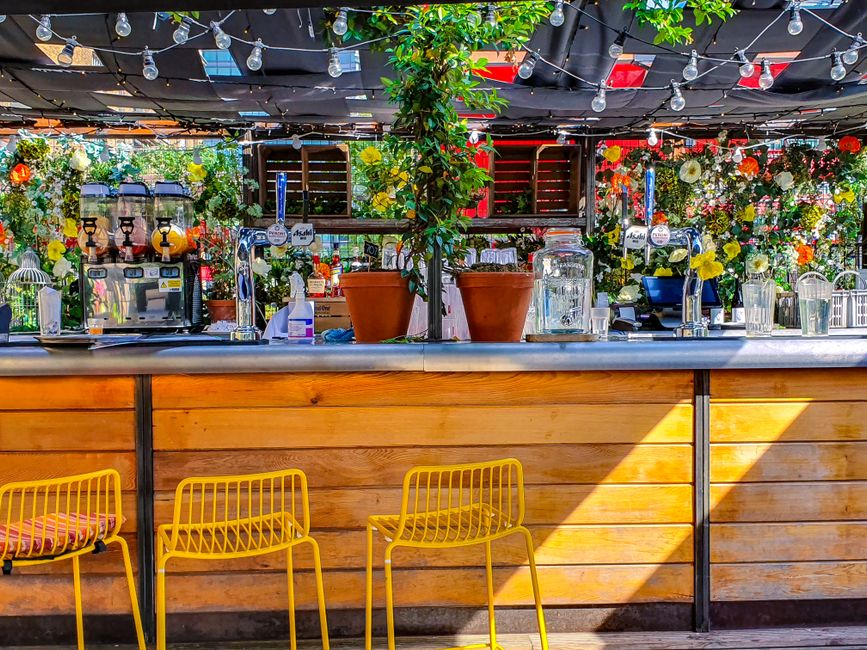 Gezellige veranda met kleurrijke cocktails.