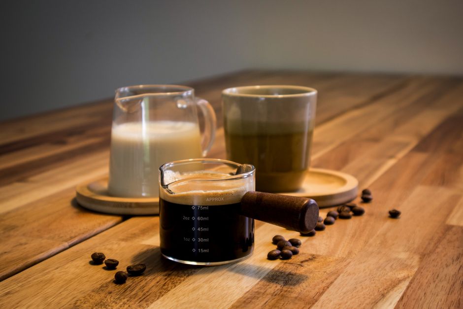 Keukenkast inrichten met stijlvolle koffiepatronen.