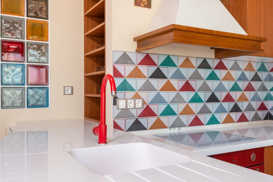 Moderne keuken met glanzende glazen achterwand Moderne keuken met glanzende glazen achterwand