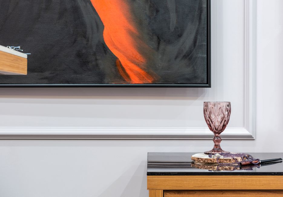 Moderne keuken met abstract glaschilderij decoratie. Moderne keuken met abstract glaschilderij decoratie.