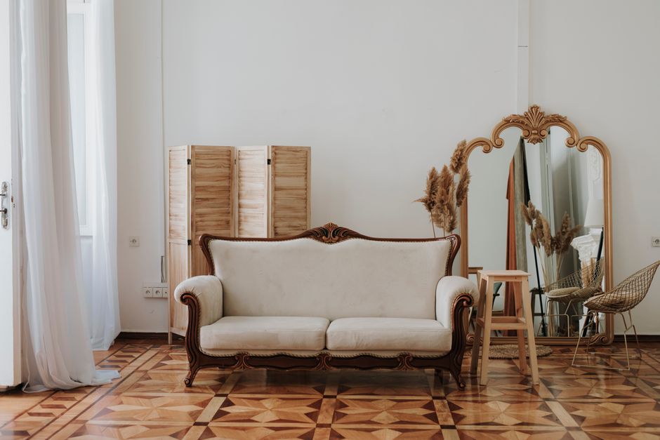 Strak ingerichte kamer met kleurrijke maximalistische details.