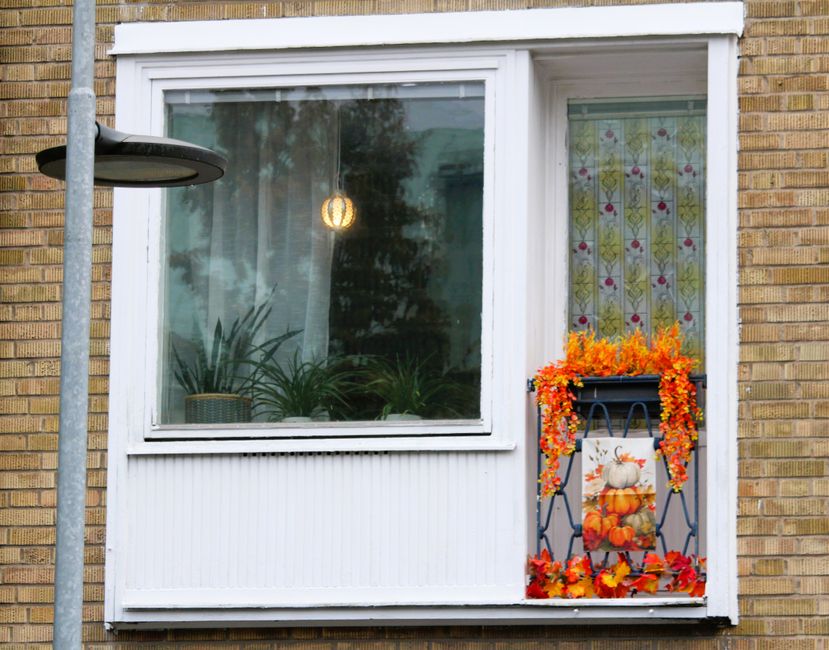 Balkon met oranje bladeren en pompoenen.