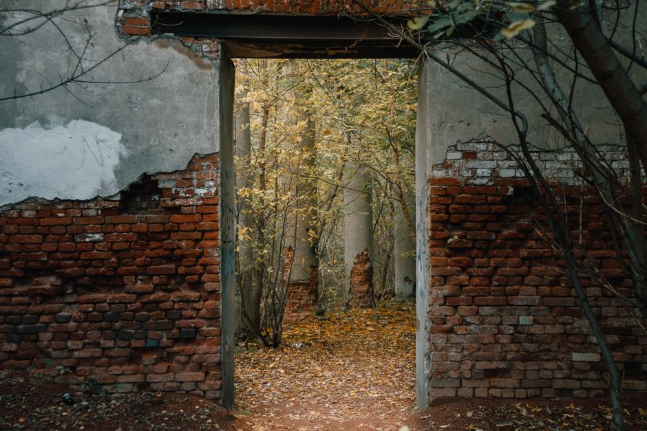 Gezellige herfstbladeren tegen bakstenen achtergrond. Gezellige herfstbladeren tegen bakstenen achtergrond.