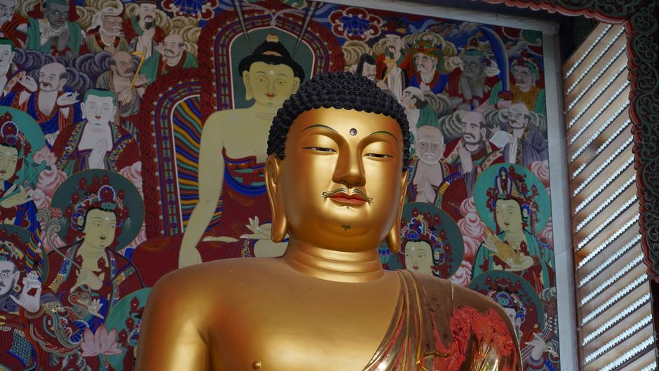 Yogahouding voor Boeddha op rustgevende poster.