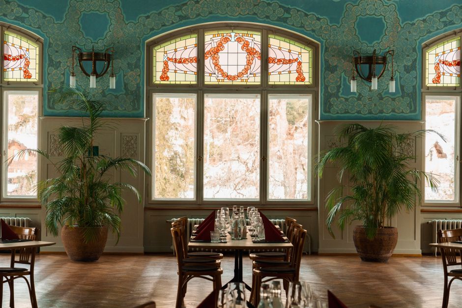 Knusse eetkamer sfeer met unieke glas-in-lood ramen.