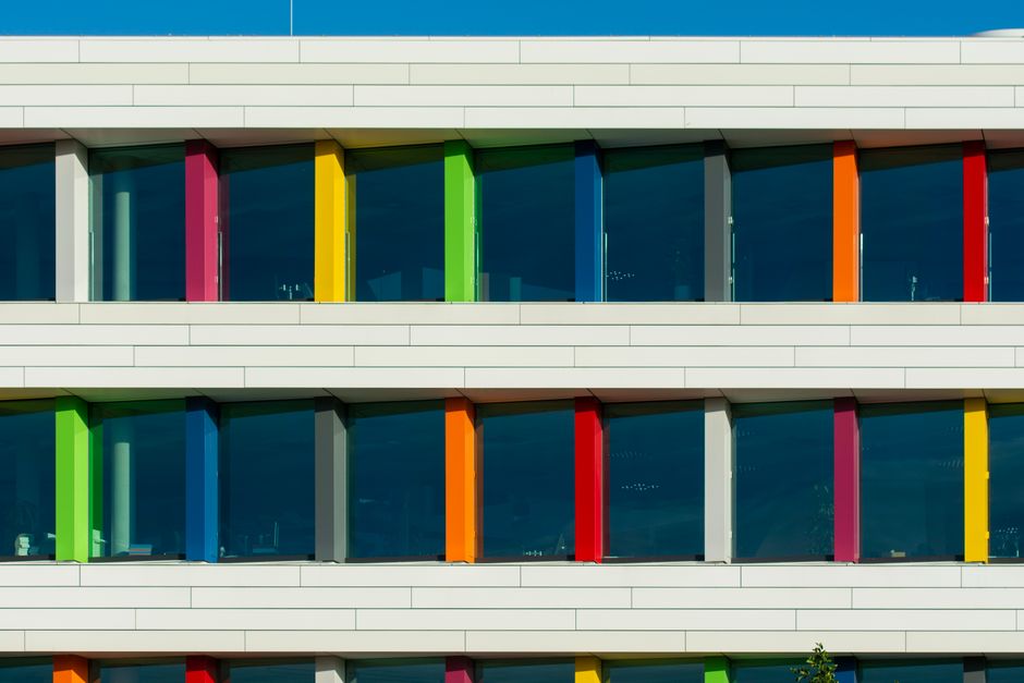 Matglazen raamfolie verbetert privacy in woonkamer.