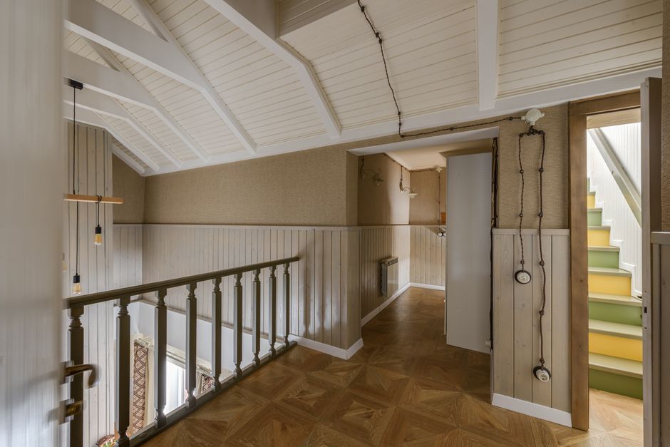 Hanglamp gemaakt van oude glasflessen.
